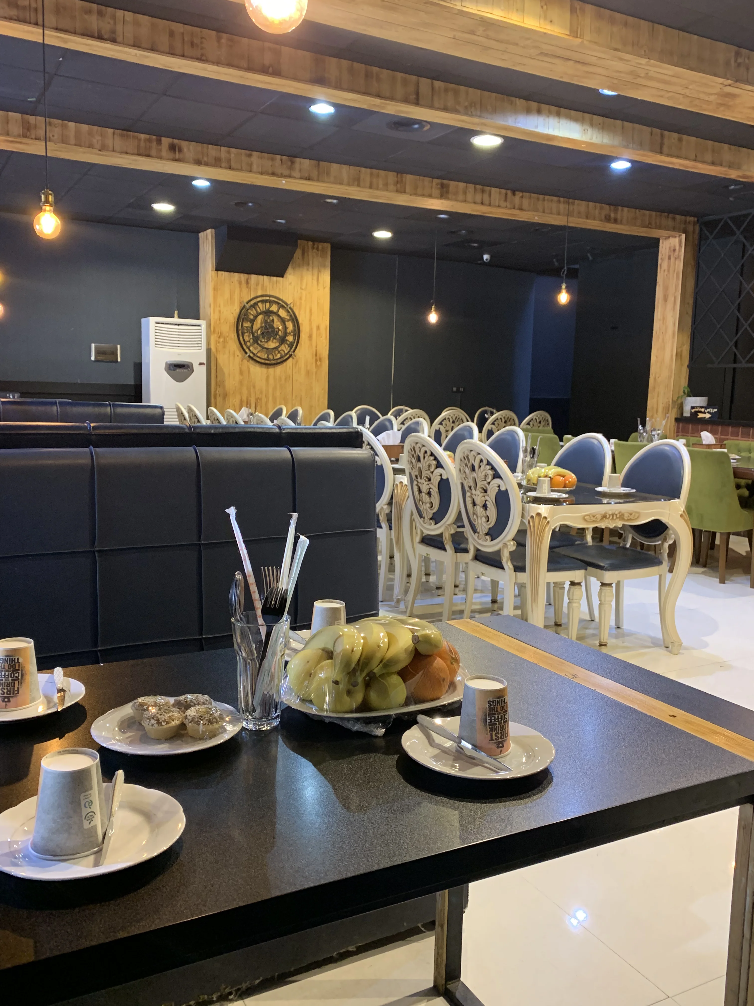محیط کافه رستوران آرمانی